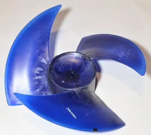 Blauer Ventilatorflügel mit drei Schaufeln, aus Kunststoff, mit manuellen Gebrauchsspuren, gefertigt von Remko. Präsenz der Montageöffnung in der Mitte.