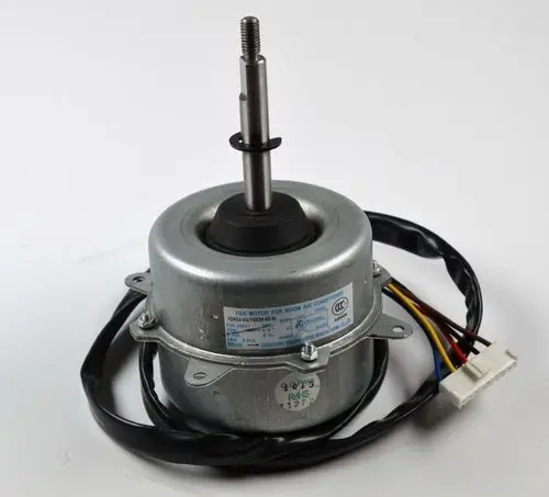 Ventilatormotor von Remko mit Metallgehäuse, Welle in der Mitte, angebrachtem Kabelbaum und Stecker. Geeignet für den Einsatz in Klimaanlagen.