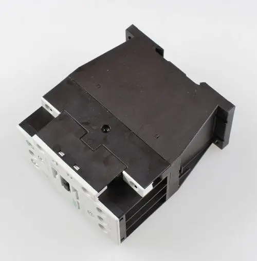 Schütz von Remko, quadratisch mit einem schwarzen Kunststoffgehäuse und seitlichen Anschlüssen, für den Einsatz in Kompressorsystemen.
