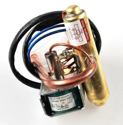 Umkehrventil mit elektrischen Anschlüssen und metallischem Gehäuse, hergestellt von Remko. Sichtbare Rohre und Kabel an der Baugruppe.