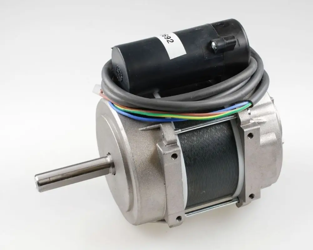 Ventilatormotor mit Metallgehäuse und Anschlusskabeln, hergestellt von Remko. Der Motor hat eine sichtbare Welle an der Vorderseite.