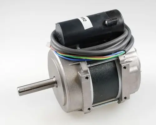 Ventilatormotor mit Metallgehäuse und Anschlusskabeln, hergestellt von Remko. Der Motor hat eine sichtbare Welle an der Vorderseite.