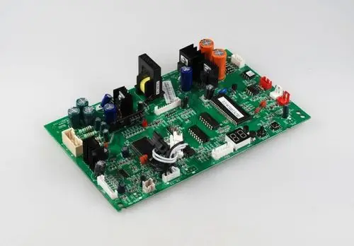 Steuerplatine von Remko mit verschiedenen elektronischen Komponenten und einem integrierten Display, auf einer grünen Leiterplatte montiert.
