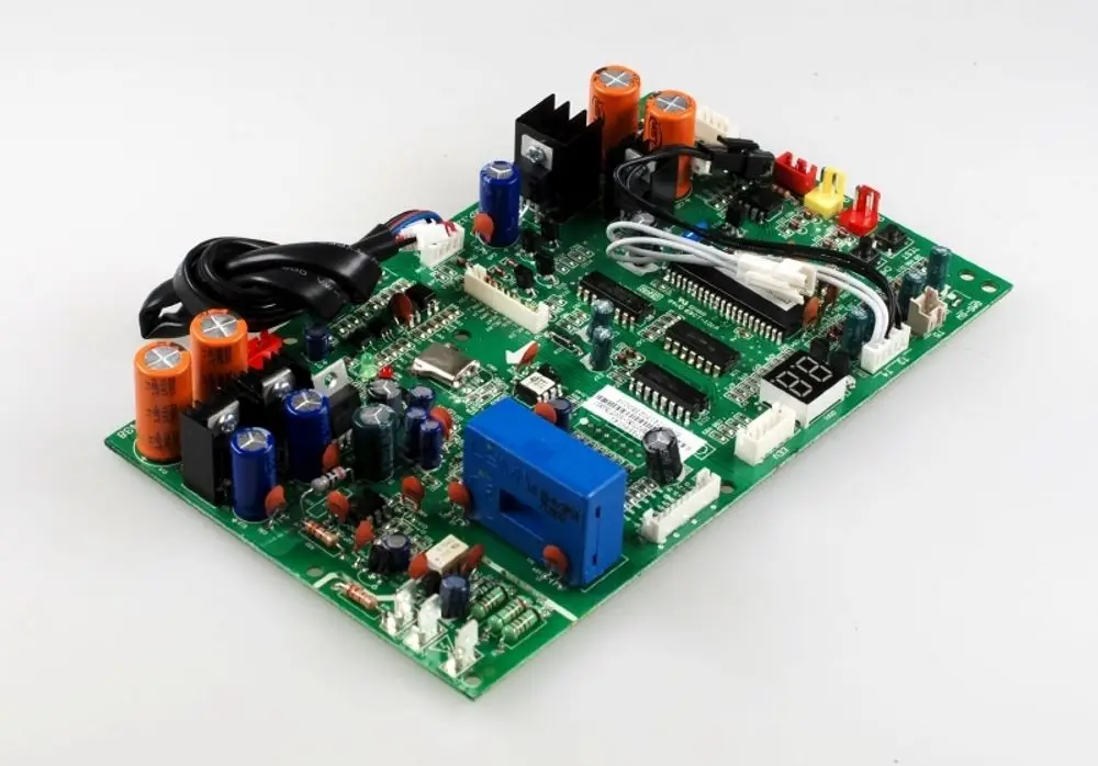 Steuerplatine von Remko mit mehreren elektrischen Komponenten, darunter Kondensatoren, Widerstände und ein digitales Display, zur Steuerung von Geräten.