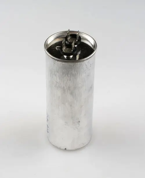 Aluminiumpartie mit zwei Anschlussklemmen oben. Ein Produkt von Remko, das typischerweise in Klimaanlagen oder Kühlsystemen eingesetzt wird.