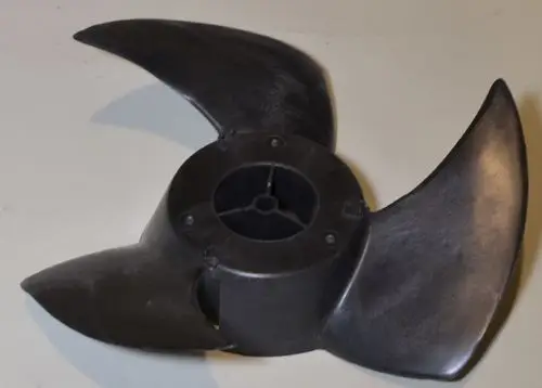 Ventilatorflügel in schwarzer Farbe, gefertigt von Remko, mit mehreren gebogenem Flügeln zur Luftzirkulation. Einsatzmöglichkeiten in Kühl- oder Heizsystemen.