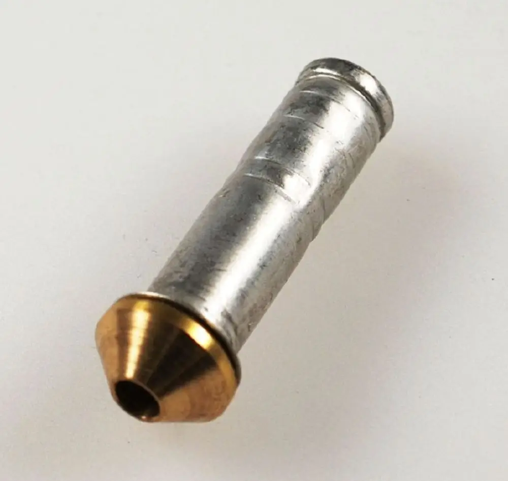 Einspritzdüse von Remko, zylindrische Form mit einer metallischen Oberfläche und konischer Düse, liegend auf einem weißen Hintergrund.