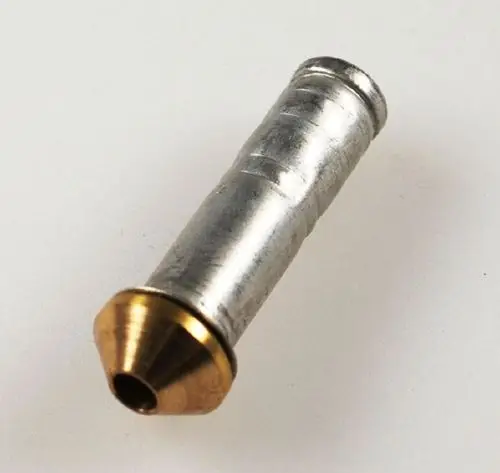 Einspritzdüse von Remko, zylindrische Form mit einer metallischen Oberfläche und konischer Düse, liegend auf einem weißen Hintergrund.