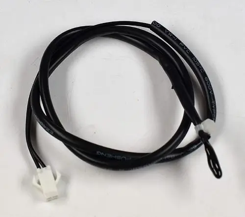 Schwarzes Kabel mit einem weißen Anschluss, geeignet für den Einsatz in Geräten von Remko. Kabel mit Kennzeichnung und einem Halter für die Befestigung.