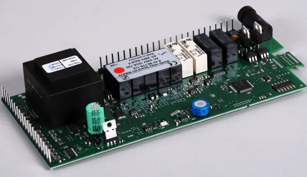 Platinenboard mit mehreren Relais und Anschlüssen, hergestellt von Remko, für elektronische Steuerungsanwendungen.