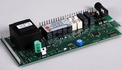 Platinenboard mit mehreren Relais und Anschlüssen, hergestellt von Remko, für elektronische Steuerungsanwendungen.