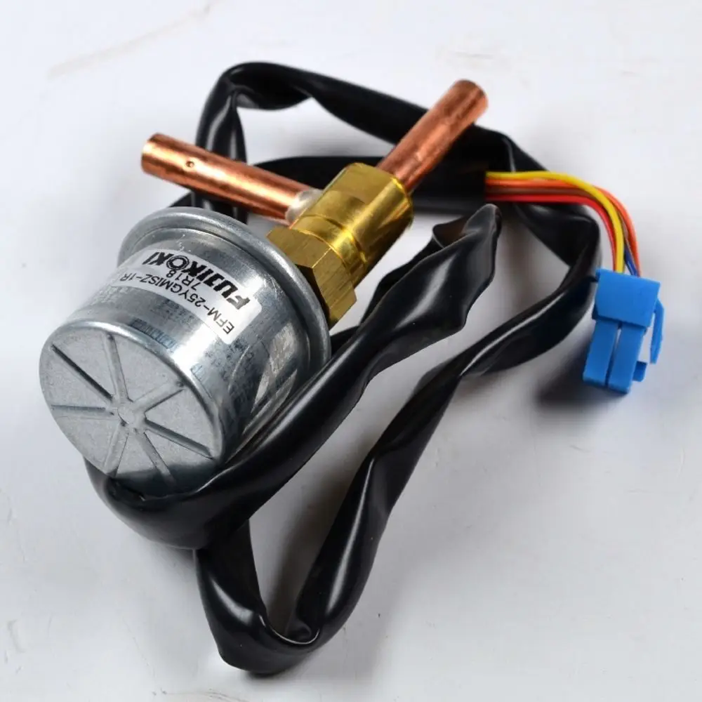 Elektronisches Ventil mit einem Metallgehäuse, mehreren Rohren und farbigen Anschlusskabeln. Hersteller ist Remko.