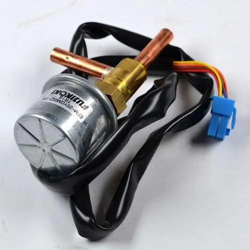 Elektronisches Ventil mit einem Metallgehäuse, mehreren Rohren und farbigen Anschlusskabeln. Hersteller ist Remko.