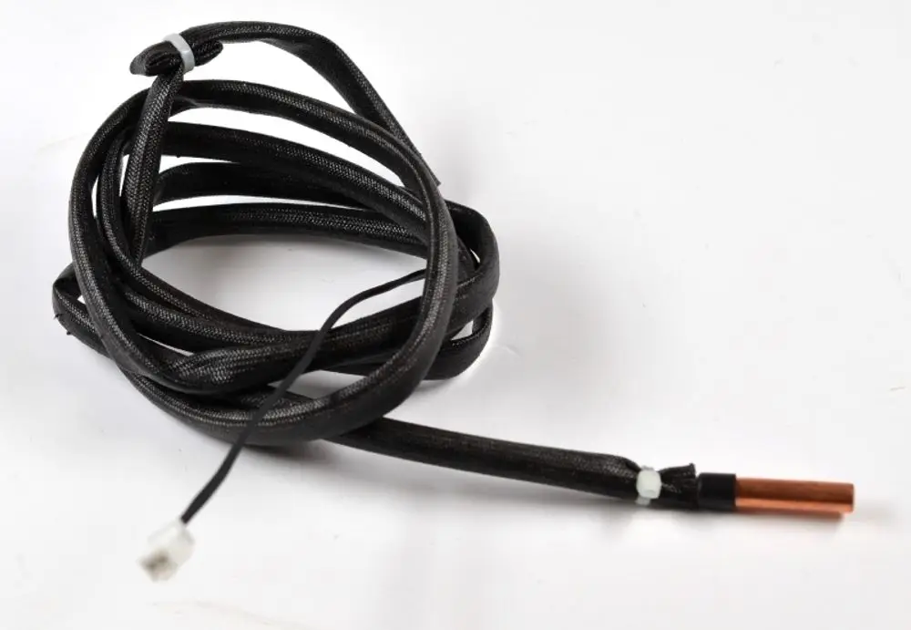 Temperatursensor mit schwarzem Textilkabel und einem kupfernen Ende, hergestellt von Remko. Ideal zur Messung von Heißgas.