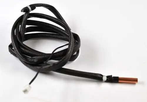 Temperatursensor mit schwarzem Textilkabel und einem kupfernen Ende, hergestellt von Remko. Ideal zur Messung von Heißgas.
