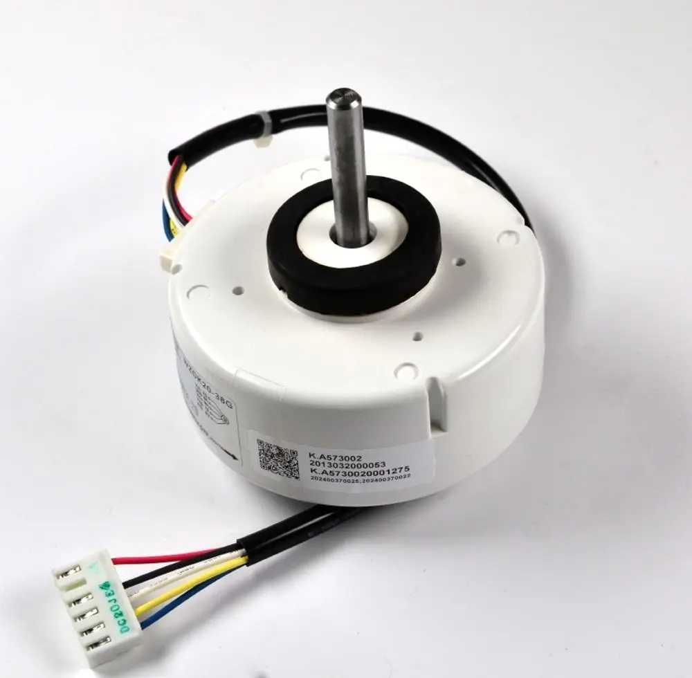 Remko Swingmotor mit einem Metalldorn in der Mitte und mehreren Kabeln. Der Motor weist eine weiße Kunststoffabdeckung auf.