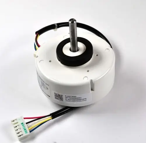 Remko Swingmotor mit einem Metalldorn in der Mitte und mehreren Kabeln. Der Motor weist eine weiße Kunststoffabdeckung auf.