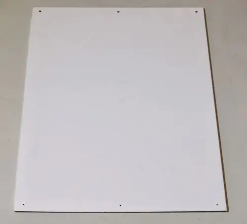 Weißes Bedienpaneel mit vier Befestigungslöchern, platziert auf einem einfarbigen Hintergrund, von der Marke Remko.