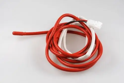 Remko Heizkabel, rot mit weißem Abschnitt, liegend in einer aufgewickelten Form. Ein Stecker ist sichtbar; das Kabel ist für elektrische Anwendungen konzipiert.