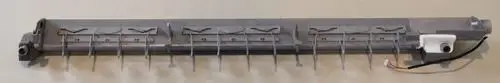 Kondensatwanne von Remko, längliche Metallstruktur mit mehreren Halterungen und Anschlüssen, zur Befestigung in einem technischen Gerät.