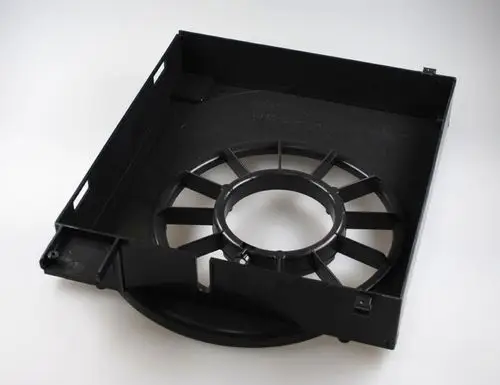 Schwarze Trägerplatte für einen Remko-Ventilator mit kreisförmiger Öffnung in der Mitte und seitlichen Befestigungsmöglichkeiten.