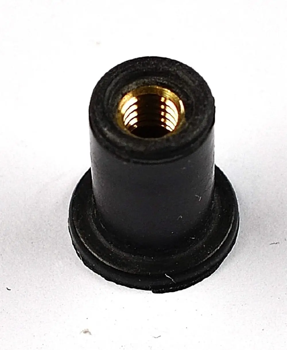 Gummipuffer, gefertigt aus Gummi, mit innerem Gewinde und flachem Basisrand. Produkt von Remko, geeignet für verschiedene Anwendungen zur Vibrationsdämpfung.