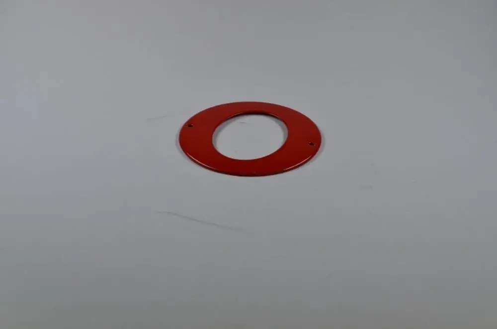 Rote Metallblende mit rundem Ausschnitt, geeignet für Tankstutzen, präsentiert von der Marke Remko. Flaches Design mit zwei Montageschrauben, auf neutralem Hintergrund platziert.
