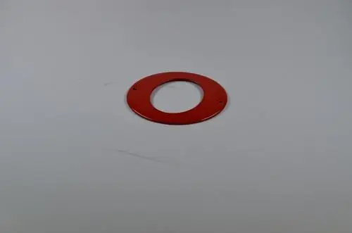 Rote Metallblende mit rundem Ausschnitt, geeignet für Tankstutzen, präsentiert von der Marke Remko. Flaches Design mit zwei Montageschrauben, auf neutralem Hintergrund platziert.