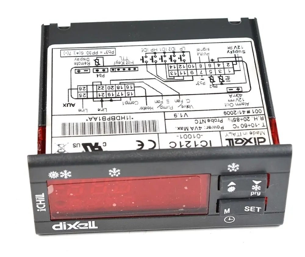 Digitaler Temperaturregler mit Programmierungsoptionen, ausgestattet mit Tasten zur Einstellung und Anzeige, gefertigt von Remko. Schnittstelle und technische Details auf der Rückseite sichtbar.