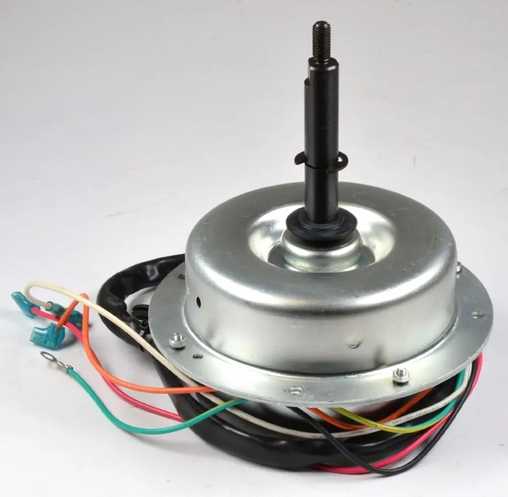 Ventilatormotor von Remko mit mehreren elektrischen Anschlusskabeln, montiert auf einer metallischen Basis. Der Motor hat eine zentrale Welle und ist für Kühlanwendungen konzipiert.