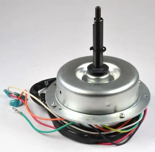 Ventilatormotor von Remko mit mehreren elektrischen Anschlusskabeln, montiert auf einer metallischen Basis. Der Motor hat eine zentrale Welle und ist für Kühlanwendungen konzipiert.