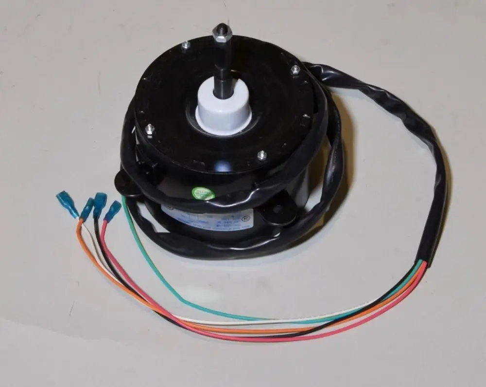 Ventilatormotor mit mehreren Anschlusskabeln und einem zylindrischen Gehäuse. Marke Remko.