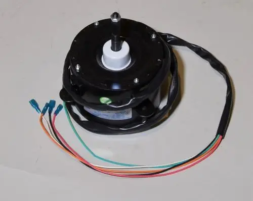 Ventilatormotor mit mehreren Anschlusskabeln und einem zylindrischen Gehäuse. Marke Remko.