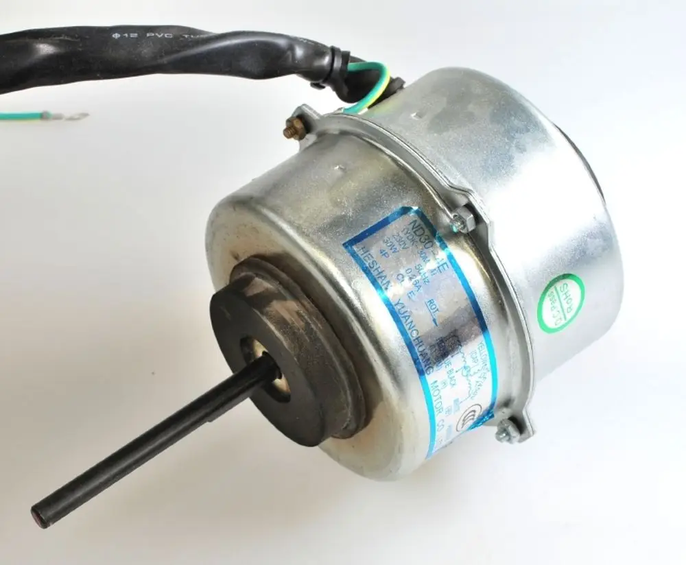 Ventilatormotor von Remko mit metallischem Gehäuse und Kabelanschlüssen. Der Motor hat eine axiale Welle und ist für verschiedene Anwendungen geeignet.