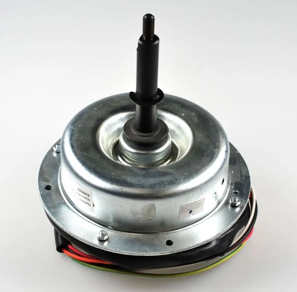 Ventilatormotor mit einer metallischen Gehäuseoberfläche und einem zentralen Wellenstift. Kabel in verschiedenen Farben zum Anschluss. Produkt von Remko.