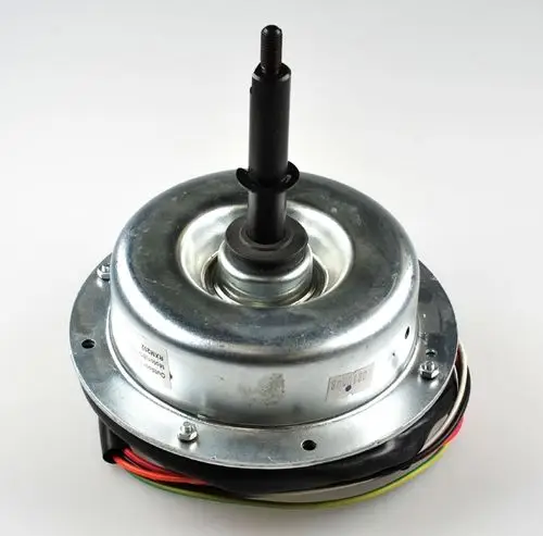 Ventilatormotor mit einer metallischen Gehäuseoberfläche und einem zentralen Wellenstift. Kabel in verschiedenen Farben zum Anschluss. Produkt von Remko.