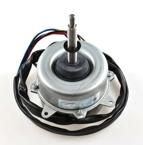 Ventilatormotor von Remko mit zentralem Wellenantrieb, umgeben von Kabeln in verschiedenen Farben. Geeignet für Kühl- und Klimaanwendungen.