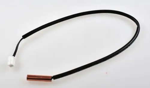 Sensor mit einem copperfarbigen Ende und einem weißen Stecker, verbunden durch ein schwarzes Kabel. Produkt von Remko, wahrscheinlich für eine Heiz- oder Kühlfunktion.