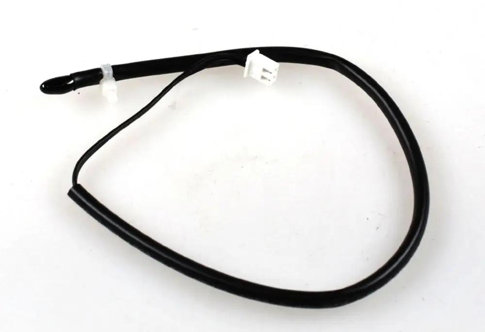 Schwarzes Kabel mit angeschlossenem Sensor, möglicherweise von Remko, mit einer weißen Steckverbindung am Ende, auf hellem Hintergrund.