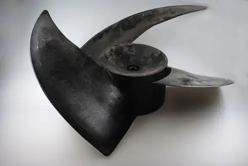 Ventilatorflügel von Remko mit zwei geschwungenen Blättern, einem zentralen Gehäuse und einer matten Oberfläche, auf hellem Hintergrund dargestellt.