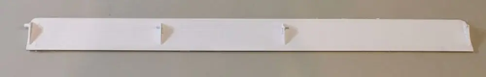 Lange, flache weiße Lamelle mit drei Ausschnitten, die zur Montage geeignet ist. Produkt von Remko.