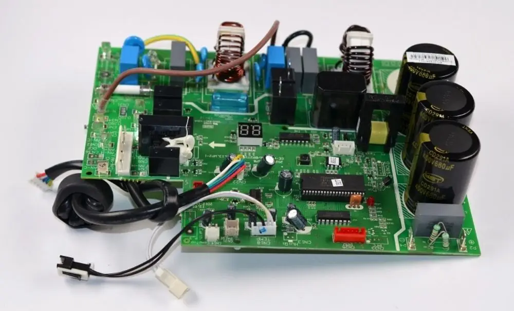 Steuerplatine mit mehreren elektrischen Bauteilen, darunter Kondensatoren und Relais, aus einem Remko Gerät, ohne erkennbare Modellbezeichnung oder Maße.