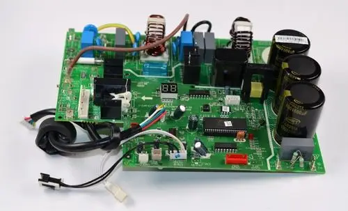 Steuerplatine mit mehreren elektrischen Bauteilen, darunter Kondensatoren und Relais, aus einem Remko Gerät, ohne erkennbare Modellbezeichnung oder Maße.
