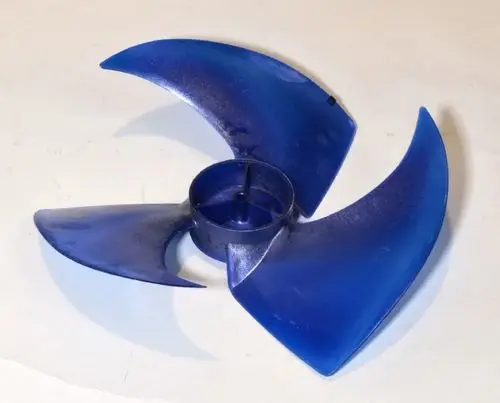 Blauer Ventilatorflügel mit drei geschwungenen Klingen, zentraler Halterung. Produkt von Remko, geeignet für den Einsatz in Verdichtern.