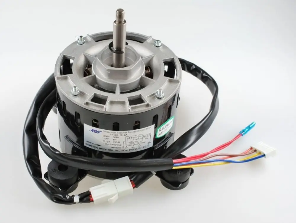 Remko Verdampferventilatormotor mit mehreren Kabeln und Anschlusssteckern. Sichtbar sind die Drehachse und das Gehäuse. Es handelt sich um einen elektrischen Motor.