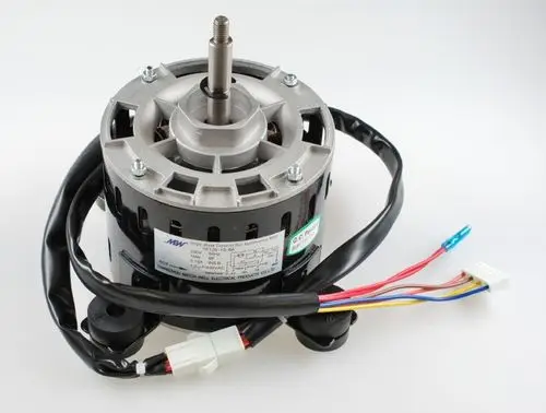 Remko Verdampferventilatormotor mit mehreren Kabeln und Anschlusssteckern. Sichtbar sind die Drehachse und das Gehäuse. Es handelt sich um einen elektrischen Motor.