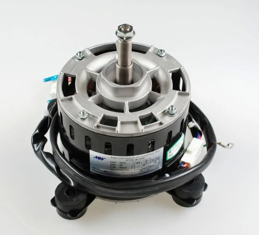 Verdampferventilatormotor von Remko mit abgedichtetem Gehäuse, Anschlusskabel und Montagehalterung, gefertigt für einen effizienten Betrieb in Klimaanlagen.