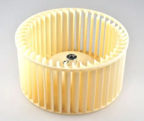 Ventilatorrad von Remko, in runder Form mit parallel verlaufenden Lamellen. Das Rad hat eine zentrale Halterung und wird häufig in Klimaanlagen eingesetzt.