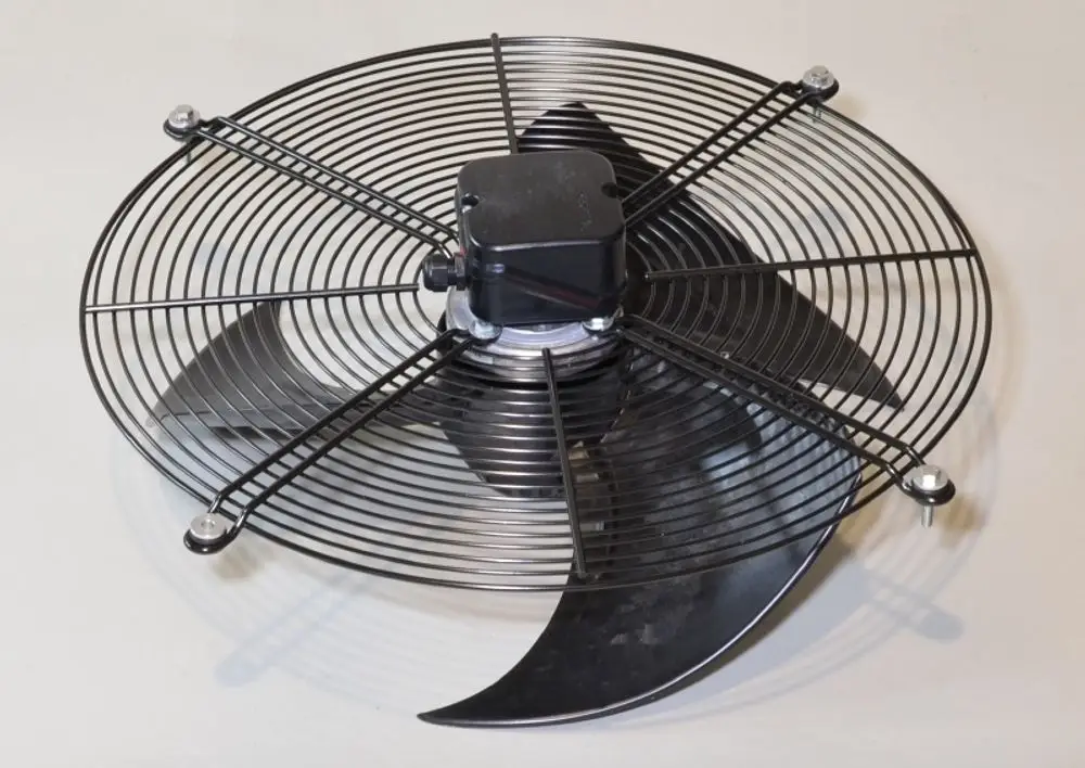 Axialventilator mit schwarzem Gehäuse und Metallgittern. Der Lüfter hat drei Blätter und ist für industrielle Anwendungen konzipiert. Hergestellt von Remko.