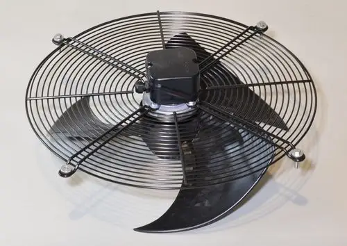 Axialventilator mit schwarzem Gehäuse und Metallgittern. Der Lüfter hat drei Blätter und ist für industrielle Anwendungen konzipiert. Hergestellt von Remko.